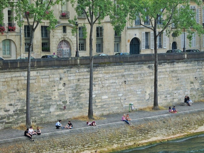 People sitting on the bank of the Seine | Paris